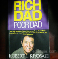 Image of Rich Dad Poor Dad : Apa Yang Diajarkan Orang Kaya Kepada Anak-Anak Mereka Tentang Uang Yang Diajarkan Oleh Orang Miskin dan Kelas Menengah / Robert T. Kiyosaki